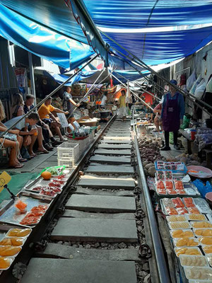 Deutschsprachige Tagestour zum Maeklong Railway Market