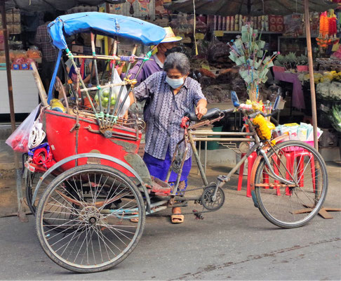 Ausflug zum Damnoen Saduak Floating Market + Maeklong Train Market