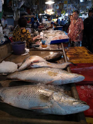 Ausflug zum Schwimmenden Markt von Damnoen Saduak + Maeklong Zugmarkt