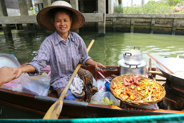 Tagestour zum Damnoen Saduak Floating Market + Maeklong Train Market