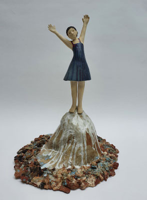 Auf der Spitze, 2021, Steinzeug, 45x34x34cm