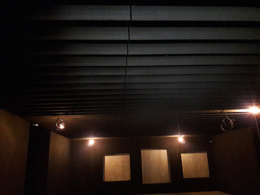 Faux plafond en lames de bois