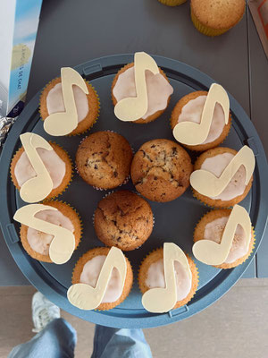 "An meiner Schule habe ich einen Kuchenverkauf organisiert. Viele Schülerinnen haben mich dabei unterstützt und etwas gebacken oder mir beim Verkaufen geholfen."