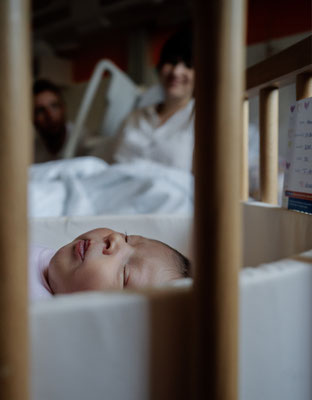 Geburtsfotograf-Geburtsdoku-Hausgeburt-Wochenbettfotografie-48fresh-Klinik-Krankenhaus-Zwickau-Zittau-Chemnitz-Erzgebirge-Hebamme 