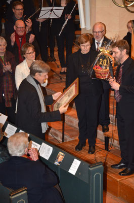 Dank des Vorstandes und der Orchesterleiter mit Blumen und einer Ehrenmitgliedschaft