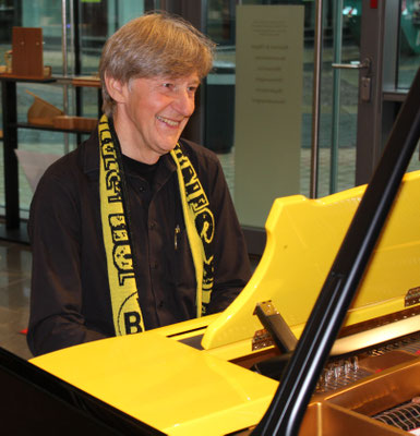 "Wenn Du hier in Dortmund den Fan-Song von Schalke spielst, explodiert der Steinway...." sagt meine Frau