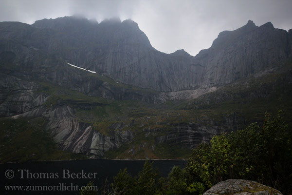 Die fast senkrechte Wand führt bis zum 934 Meter hohen Gipfel des Berges.