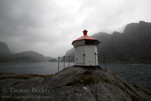 Das Leuchtfeuer am Eingang des Nusfjords.