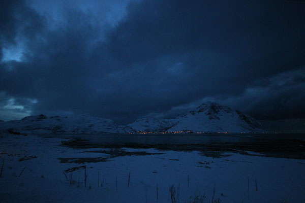 Blaue Stunde am Fjord