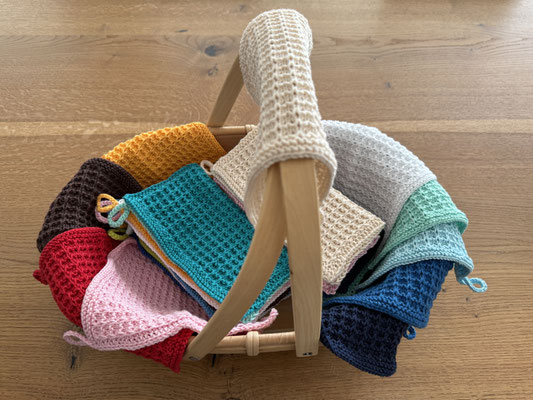 Handgestricktes: Mützen, Schals, Kragenschals, Pulswärmer, Stirnband, Waschlappen - www.nicolettas-welt.ch
