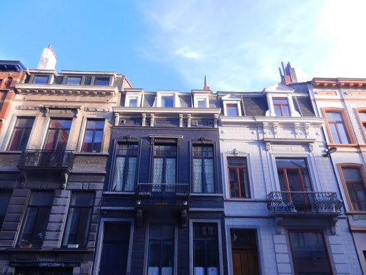 Jedes Haus in Brüssel ist anders, trotzdem haben alle einen ähnlichen Stil. Deshalb sehen sie so schön nebeneinander aus :)