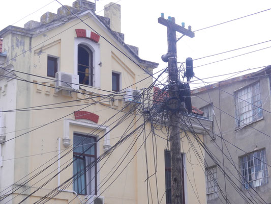 So sieht einfach jeder Strommast in Bukarest aus...