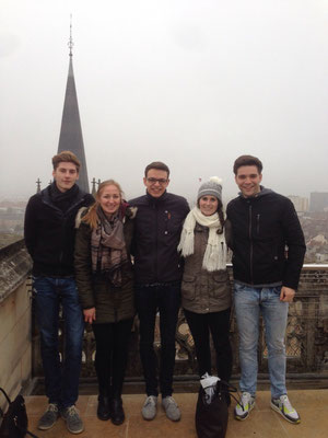 Raphael, Lisa, Philipp, ich und Marvin auf dem Turm inmitten der Stadt.