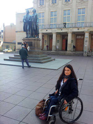 Besuch einer Rollstuhlfahrerin in Weimar