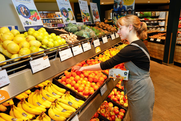 eine Mitarbeiterin überprüft die Frische.