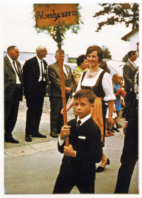 Gauschießen 1968 in Petzenhausen - Der "Tafer'l-Bua" Anton Drexl beim Festzug