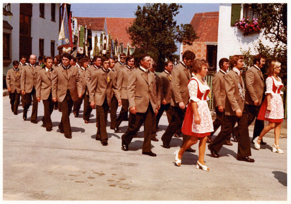 Fahnenweihe 1974 - Der Festverein beim Kirchenzug (1) 