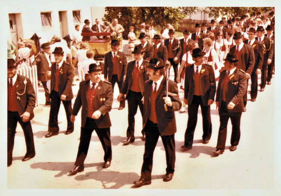 Fahnenweihe 1974 - Der Patenverein Königsschützen Penzing beim Festzug