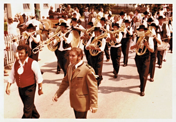 Fahnenweihe 1974 - Der Festverein beim Festzug (1), mit Zugführer Josef Schmelcher 