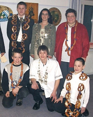 Freischütz-Könige 2004 (Schützen und Jugend) - Michael Gistl, Alexandra Bleicher, Adelheid Schmelcher (hinten v.l.n.r.), Josef Schmelcher, Jürgen Freundl, Raphael Freundl (vorne v.l.n.r.)