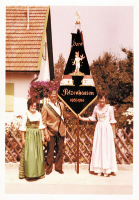 Fahnenweihe 1974 - Fahnenmutter Kathi Heigl, Fahnenjunker Melchior Keller und Fahnenbraut Johanna Schmelcher (v.l.n.r.)