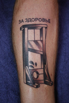 Guillotine tätowiert von Burns Seiken bei TNT in Marl   Tattoo done by Burns Seiken