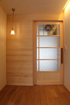 玄関を入った正面　施主が用意したステンドガラスを建具に仕込んだ