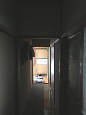 改修前の中廊下から西玄関を見通したところ　明りがないと廊下内は真っ暗