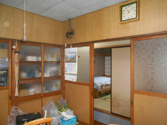 改修前のキッチンの同じ位置から和室を見たところ
