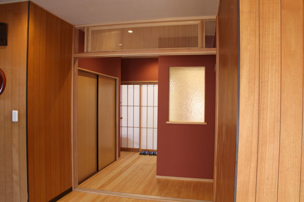東側玄関から入ったところ　右手の型ガラスは古い建具から再利用しており、この奥に洗面脱衣室がある
