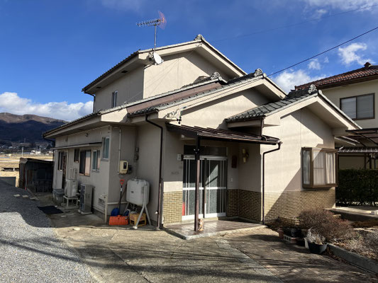 既存の外観　昭和の住宅らしい雰囲気で瓦屋根が乗っていた
