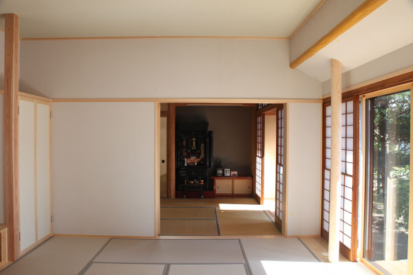 居間から仏間を見る　1.8m角の大きな襖で仕切る