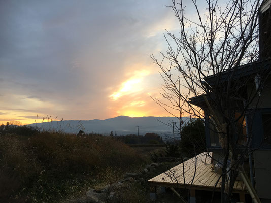 夕焼けや夜景がとても綺麗　ここへ来てから景色をぼんやりと見ることが増えた