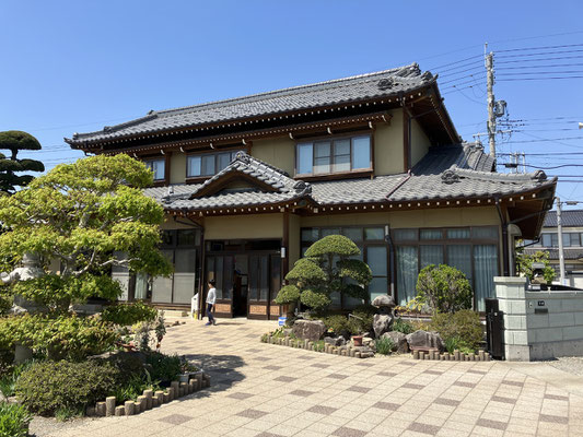 既存外観　玄関の庇が高すぎて雨が降り込みやすかった