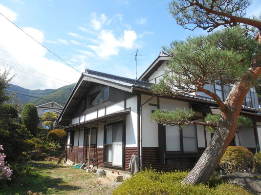 改修後の外観　切妻屋根の小屋裏窓を大きくし、壁上部を黒い杉板で覆った