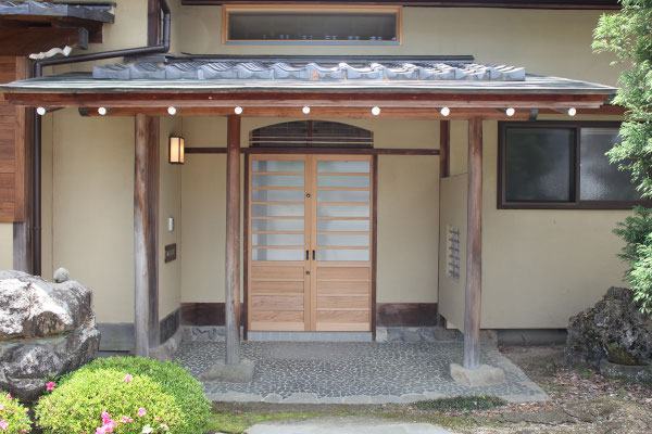玄関庇の上に横長の明かりとりを設けた