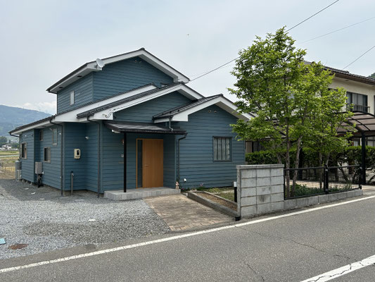 改修後の外観　屋根は軽いカラーガルバリウム鋼板に葺き替えている
