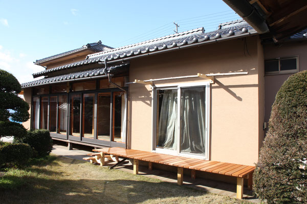 全体が東西に長い住宅で、平屋部分の南側は広縁と両親の居間がある　居間の外に濡れ縁を設けた
