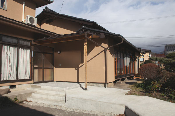 奥の平屋が最も古い部分であり、そこに２階建が増築されていた　２棟のつなぎ目に西玄関がある