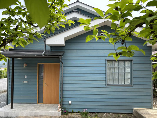 右手の格子窓はペアガラスに木の格子をはめている　サッシではなく無垢の木にこだわった