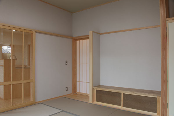 障子から玄関ホールへ　右はテレビ台