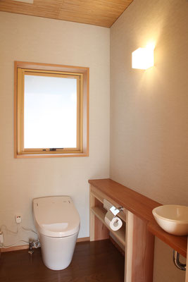 トイレ内部　ケヤキのカウンターと天井のヨシべニアが質感を出している