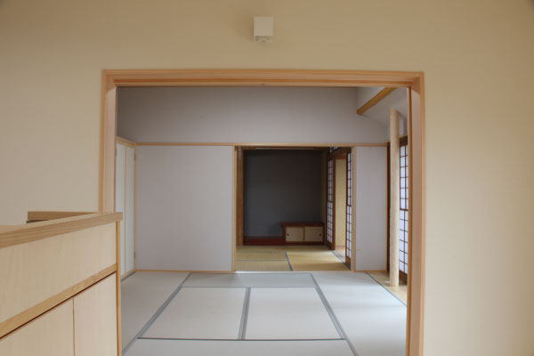 ダイニングから仏間まで見返したところ