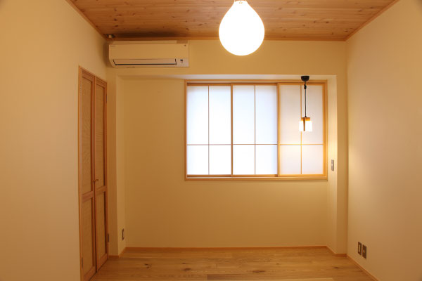 個室の一つ　窓は引き込み障子とした