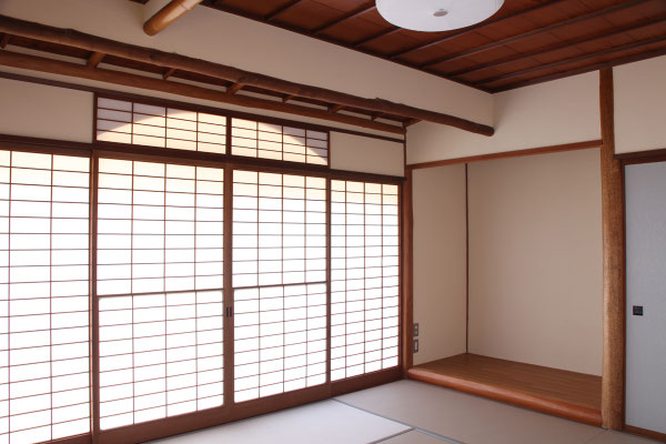 1階の離れの寝室　既存の天井がとても凝っている