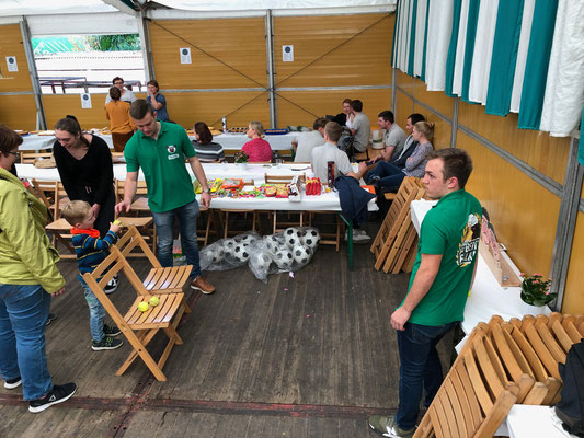 Kinderbelustigung im Festzelt an der Welderstraße.