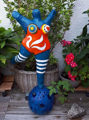 Ingrid: "Hurra, wir leben noch!", Pappmaché auf Drahtgestell. Mit Acrylfarbe bemalt und lackiert. Inspiriert von Niki de Saint Phalle Steht auf selbstgetöpferter Kugel