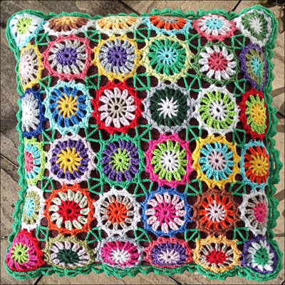 Elke: "Kissen", gehäkelt aus Wollresten, 40x40 cm, 2024