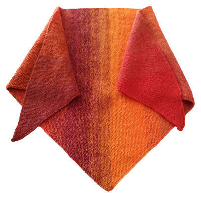 Elke: "Dreiecktuch", Wolle, gestrickt in Handarbeit, 60x175 cm, 2025