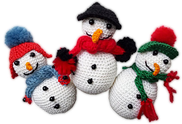 Elke: "Drei kleine Schneemänner", gehäkelt in Amigurumi, 2023